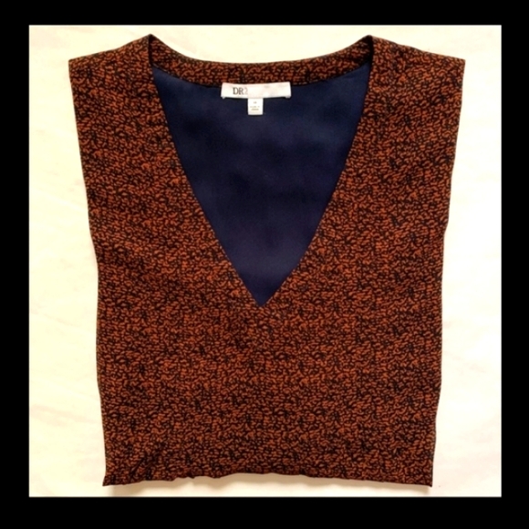 Size 1X DR2 V-Neck Rust Colored Blouse - Picture 6 of 10